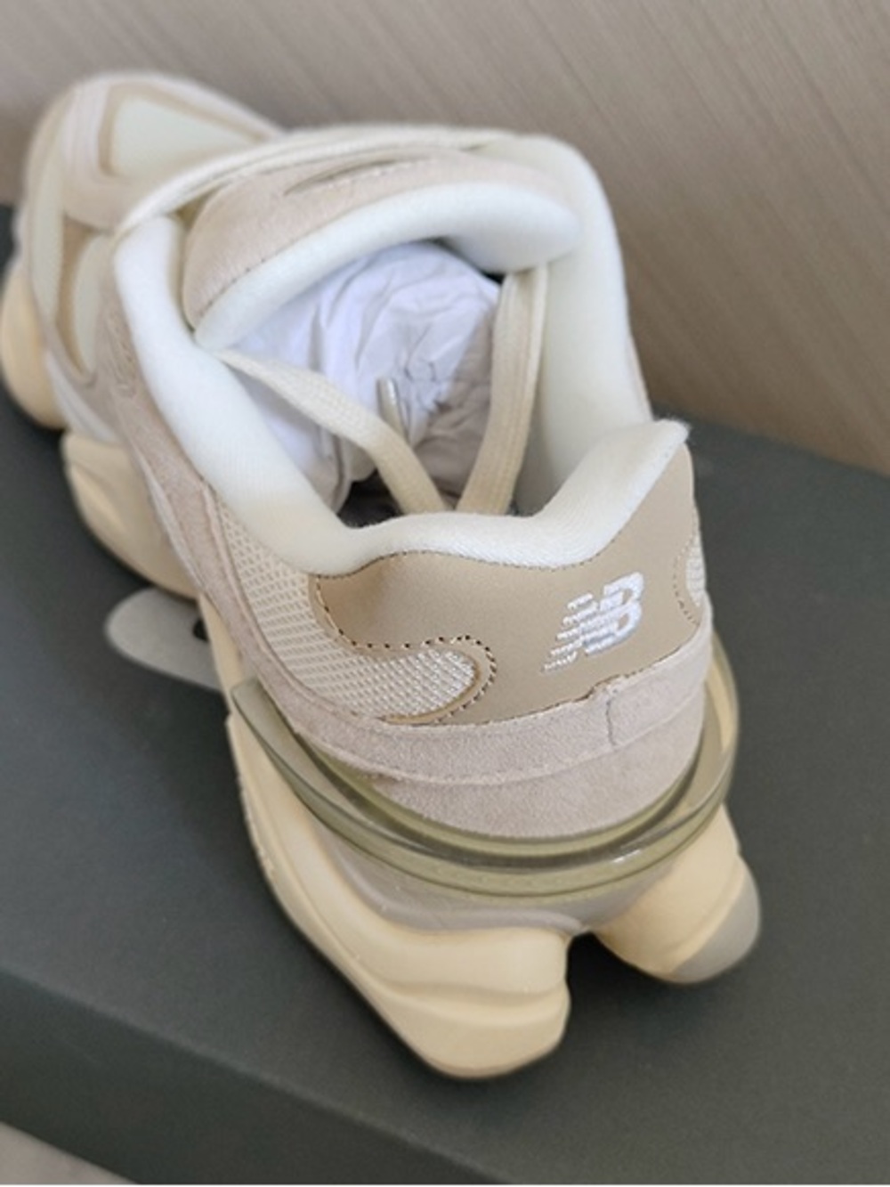 New Balance Women's Chunky Trainer in Beige and Cream - Picture 3 of 6